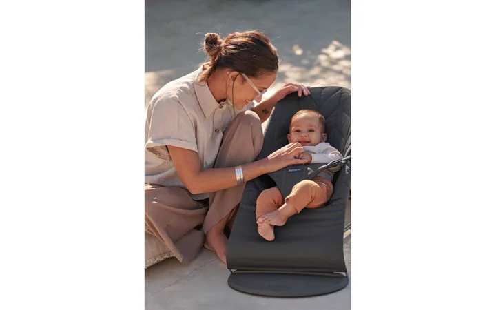 Шезлонг для немовлят BabyBjorn Bouncer BLISS Woven Petal Quilt Antracyt — Photo 17