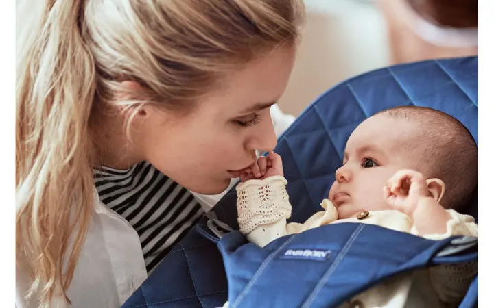 Шезлонг для немовлят BabyBjorn Bouncer BLISS Woven Navy Blue Classic Quilt — Photo 11