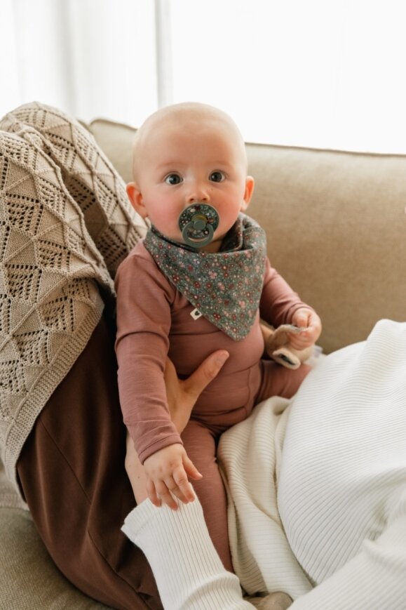 Нагрудник BIBS x Liberty Bandana Bib – Chamomile Lawn Woodchuck/Pine — Photo 4