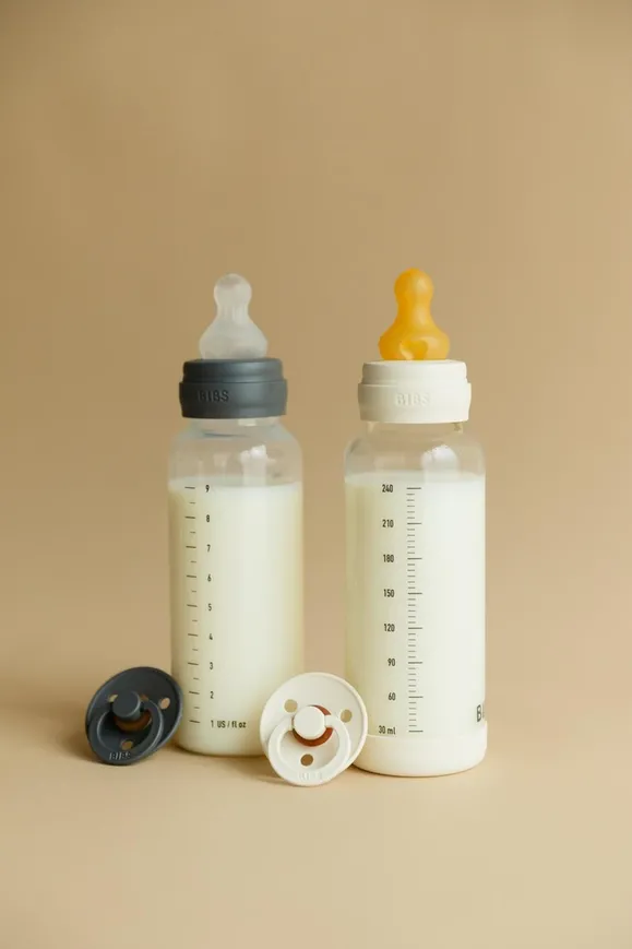 Скляна дитяча пляшечка BIBS Glass Baby Bottle Round Silicone 1 pack 240 мл Medium Flow (середній потік) Baby Blue — Photo 11