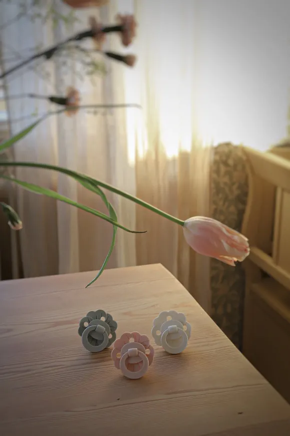 Пустушка Elodie Details Binky Bloom Powder Pink — Photo 9