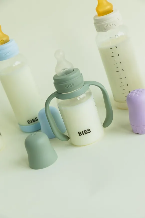 Скляна дитяча пляшечка BIBS Glass Baby Bottle Round Silicone 1 pack 240 мл Medium Flow (середній потік) Baby Blue — Photo 9