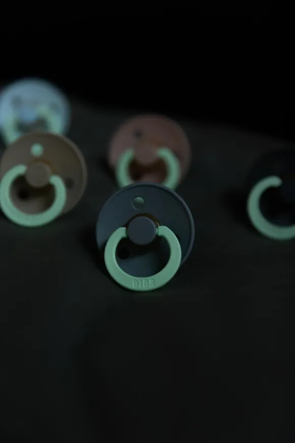 Соска пустушка BIBS Colour Latex Round (кругла) – Woodchuck GLOW (світиться в темряві) 6-18 міс. — Photo 12