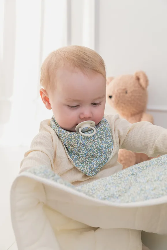 Пустушка BIBS x Liberty De Lux Silicone Round (кругла) Onesize – Eloise Baby Blue / Ivory Mix (2 в упаковці) 0-36 міс. — Photo 7