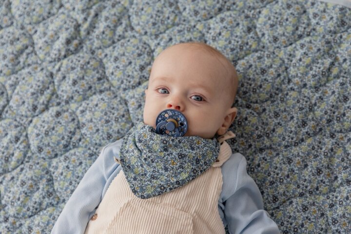 Нагрудник BIBS x Liberty Bandana Bib – Chamomile Lawn Baby Blue — Photo 4