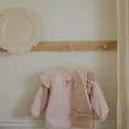 Нагрудник з рукавами для годування Elodie Details Longsleeved Baby Bib Rosy Bow — Photo 3