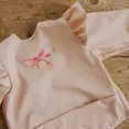 Нагрудник з рукавами для годування Elodie Details Longsleeved Baby Bib Rosy Bow — Photo 5