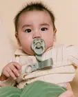 Подарунковий набір пустушки та тримач для соски BIBS Colour Pacifier & Loop Clip Gift Set Latex – Sage — Photo 2
